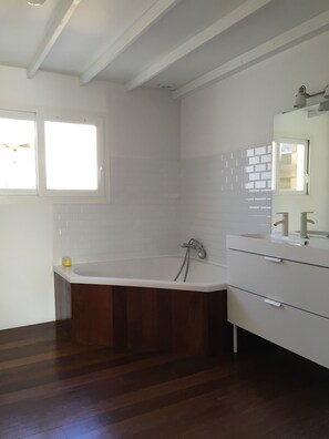 Ensemble douche/baignoire, sèche-cheveux