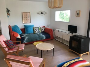 Televisión, reproductor de DVD, libros y estéreo 