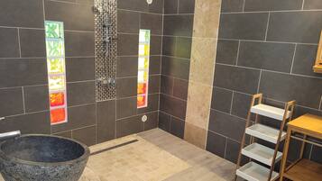 Dusche, Haartrockner, Handtücher