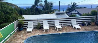 Villa créole avec piscine et pool-house face à la mer