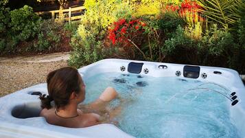 Bain à remous extérieur