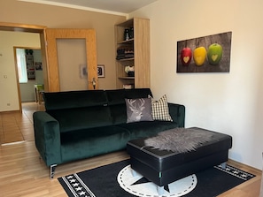 Smart TV, books - Allgäutraum Apartment No. 1 for 2-4 people in Durach-Weidach (Oberkottern)