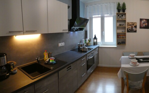 Kühlschrank, Ofen, Herdplatte, Geschirrspüler