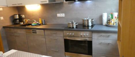 Fridge, oven, stovetop, dishwasher