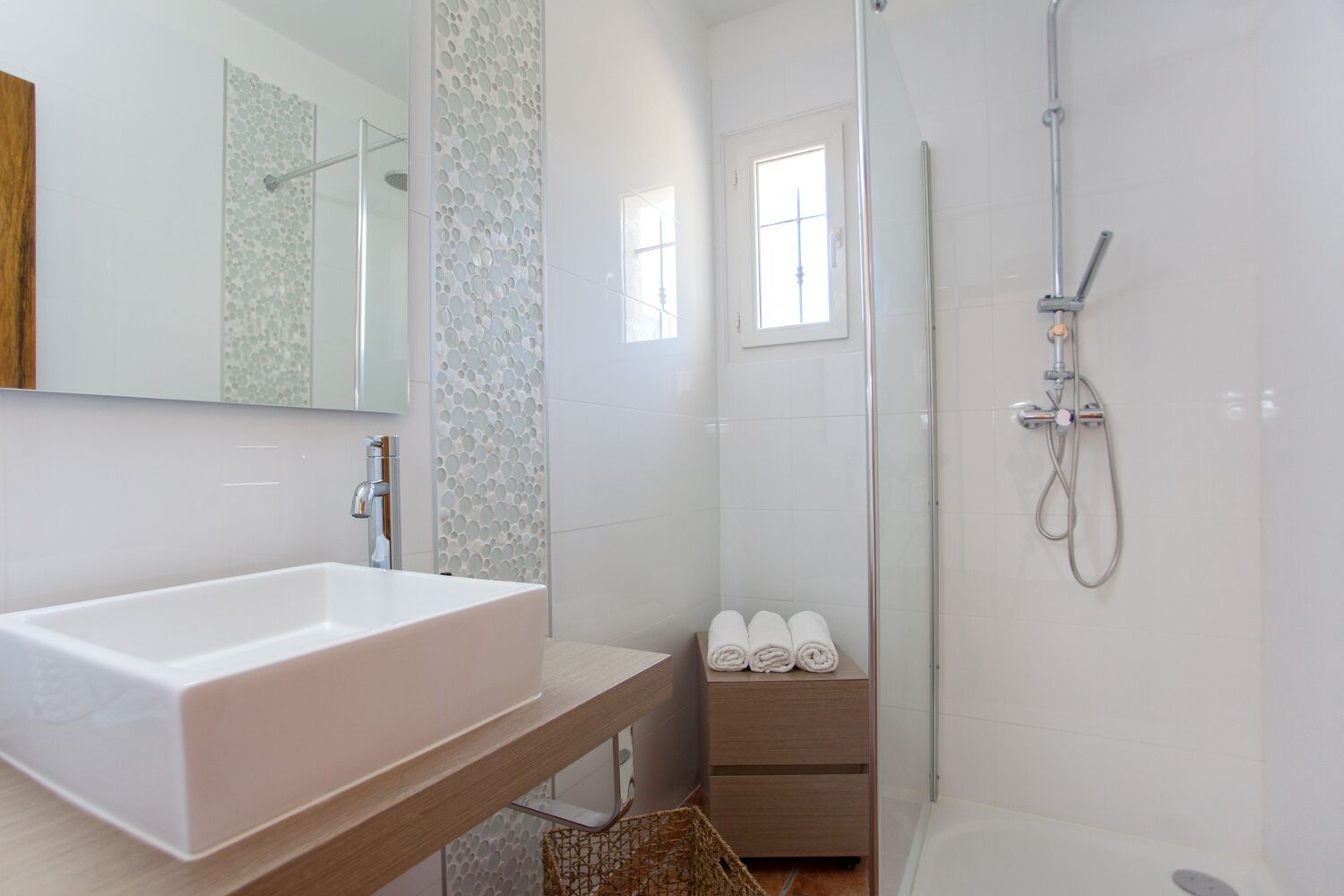 Een douche, een haardroger, handdoeken