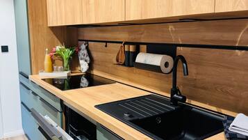 Wasserkocher mit Kaffee-/Teezubehör, Kühlschrank, Ofen, Geschirrspüler