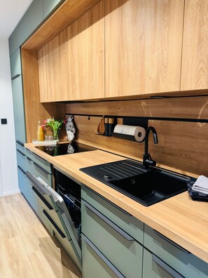 Réfrigérateur, un four, lave-vaisselle, cafetière-théière