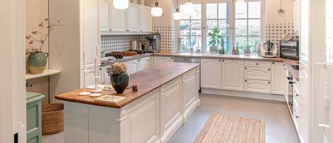 Kühlschrank, Ofen, Geschirrspüler, Wasserkocher mit Kaffee-/Teezubehör