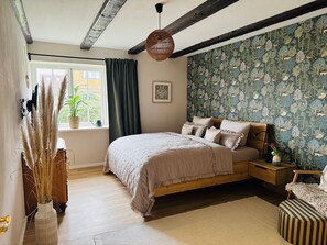 2 bedrooms, travel cot, WiFi, bed sheets