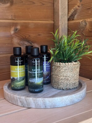 Ducha, secador de pelo, toallas y jabón