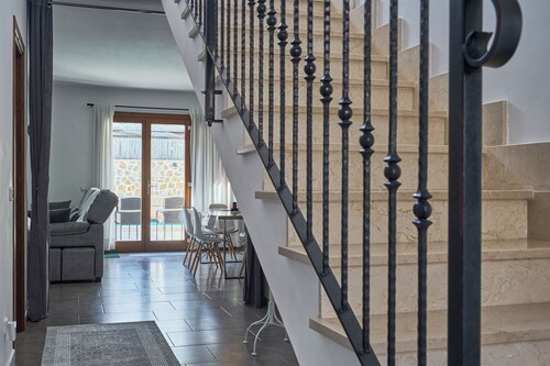 Peral Cas Concos  Maison de ville avec piscine et terrasse climatisation et WiFi