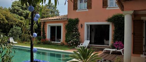 Una piscina al aire libre