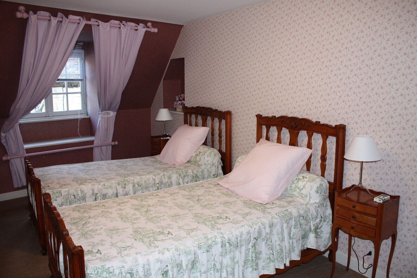 house with yard in the historical city center of Autun 3 stars