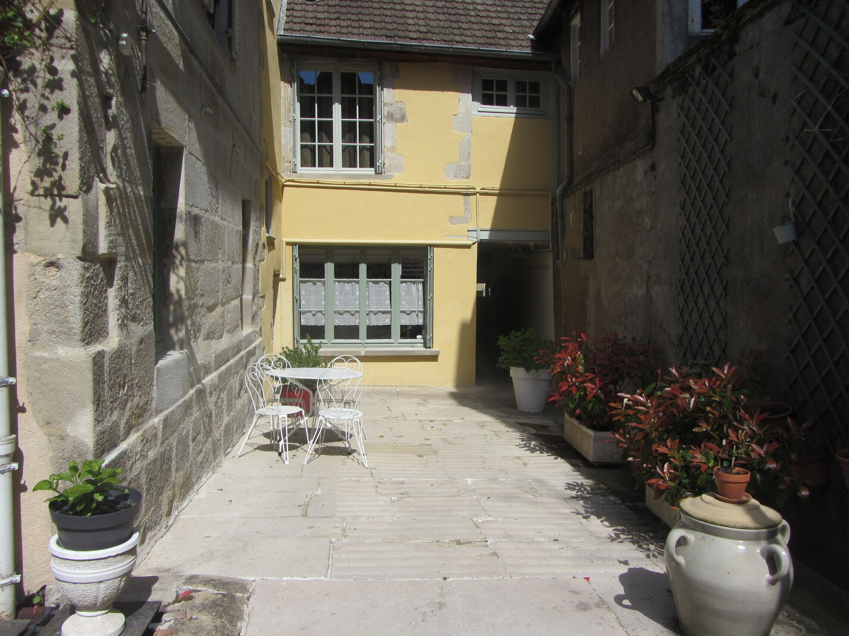 house with yard in the historical city center of Autun 3 stars