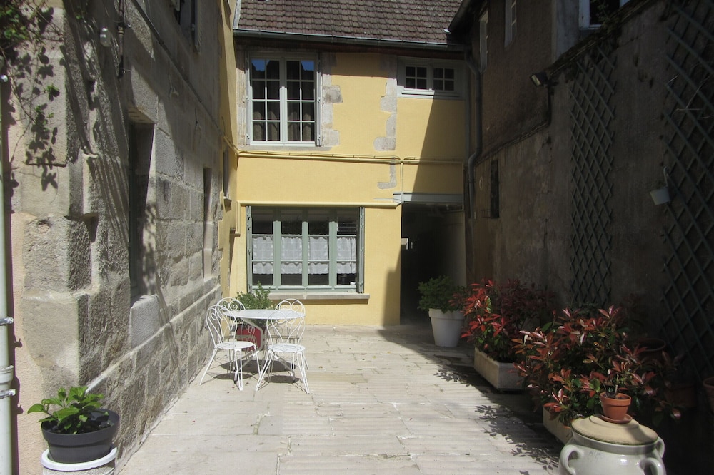 house with yard in the historical city center of Autun 3 stars