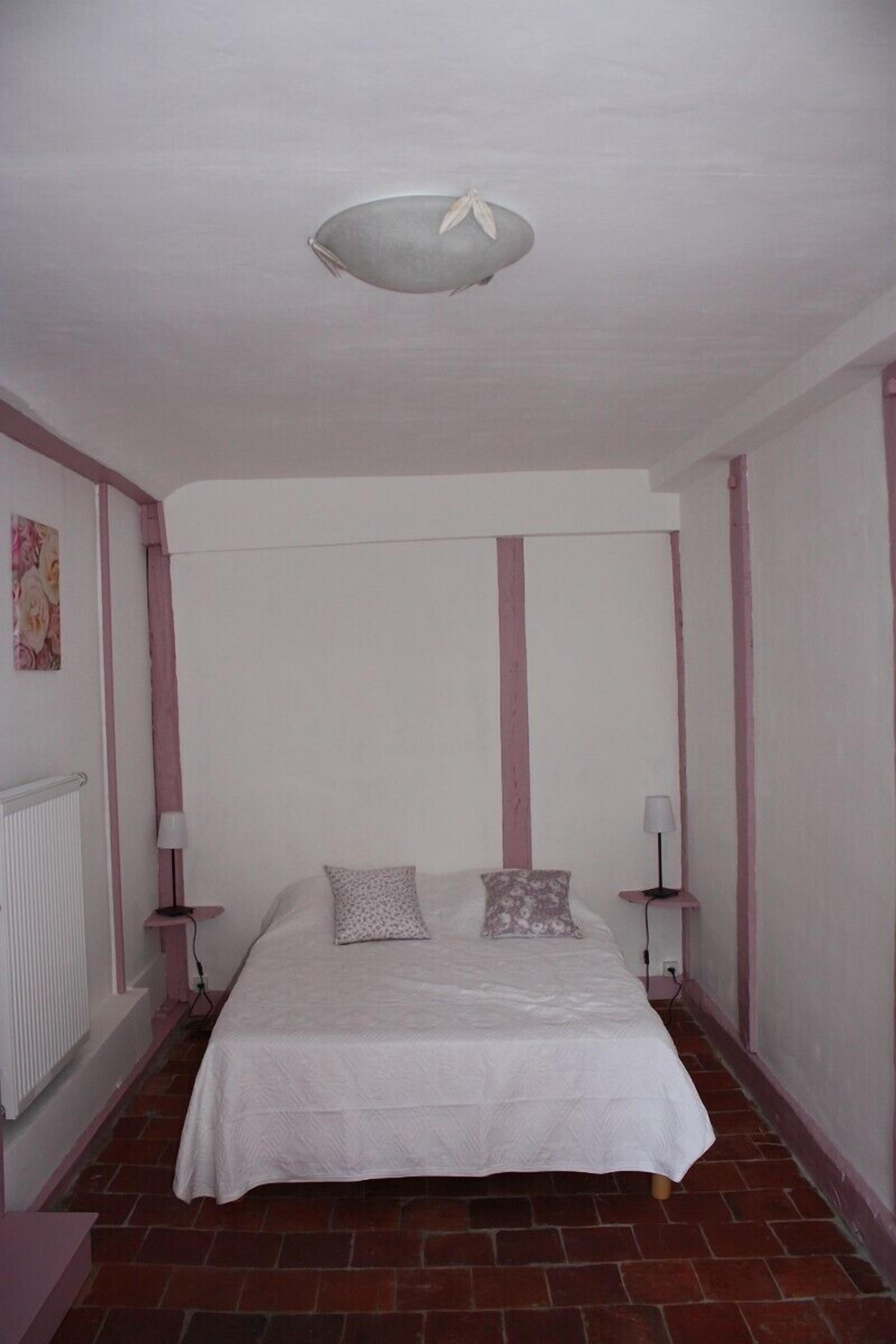 house with yard in the historical city center of Autun 3 stars