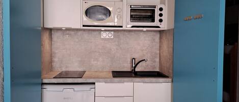 Kühlschrank, Mikrowelle, Ofen, Herdplatte