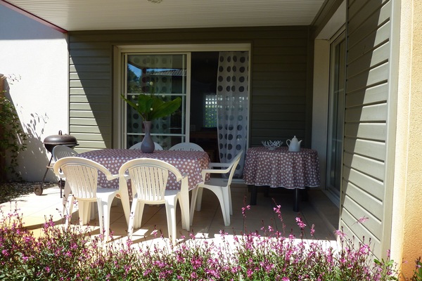 Terrasse sur jardin soleil le matin