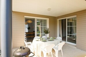 Outdoor dining - Modern house LE PIN 90 m2 with parking all on foot: Lac marin, sea, center (Vieux-Boucau-Les-Bains)