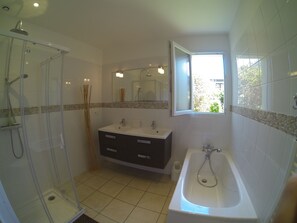 Bathtub, hair dryer - Modern house LE PIN 90 m2 with parking all on foot: Lac marin, sea, center (Vieux-Boucau-Les-Bains)