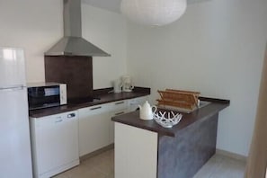 Jääkaappi, mikroaaltouuni, uuni, liesi