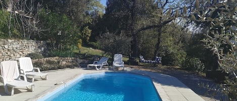 Una piscina al aire libre, una piscina climatizada