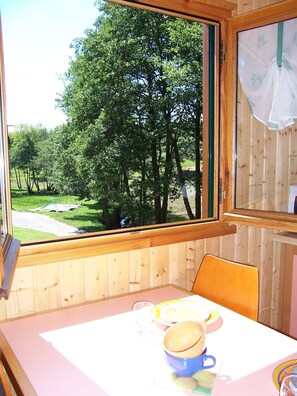 Dining - Chalet Hêtre, in the middle of a corner of paradise in Sancy-Artense (63) (Saint-Genès-Champespe)