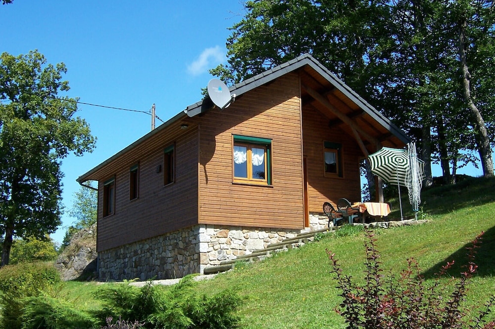 Chalet Hêtre, in the middle of a corner of paradise in Sancy-Artense (63)