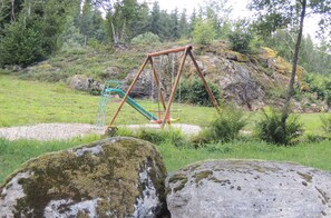 Children's area - Chalet Hêtre, in the middle of a corner of paradise in Sancy-Artense (63) (Saint-Genès-Champespe)