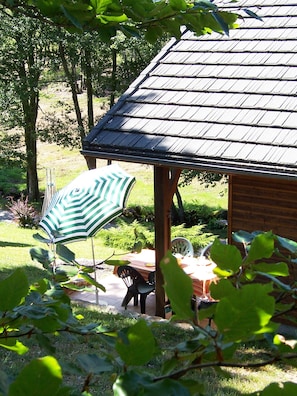 Terrace/patio - Chalet Hêtre, in the middle of a corner of paradise in Sancy-Artense (63) (Saint-Genès-Champespe)