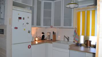 Jääkaappi, mikroaaltouuni, uuni, liesi