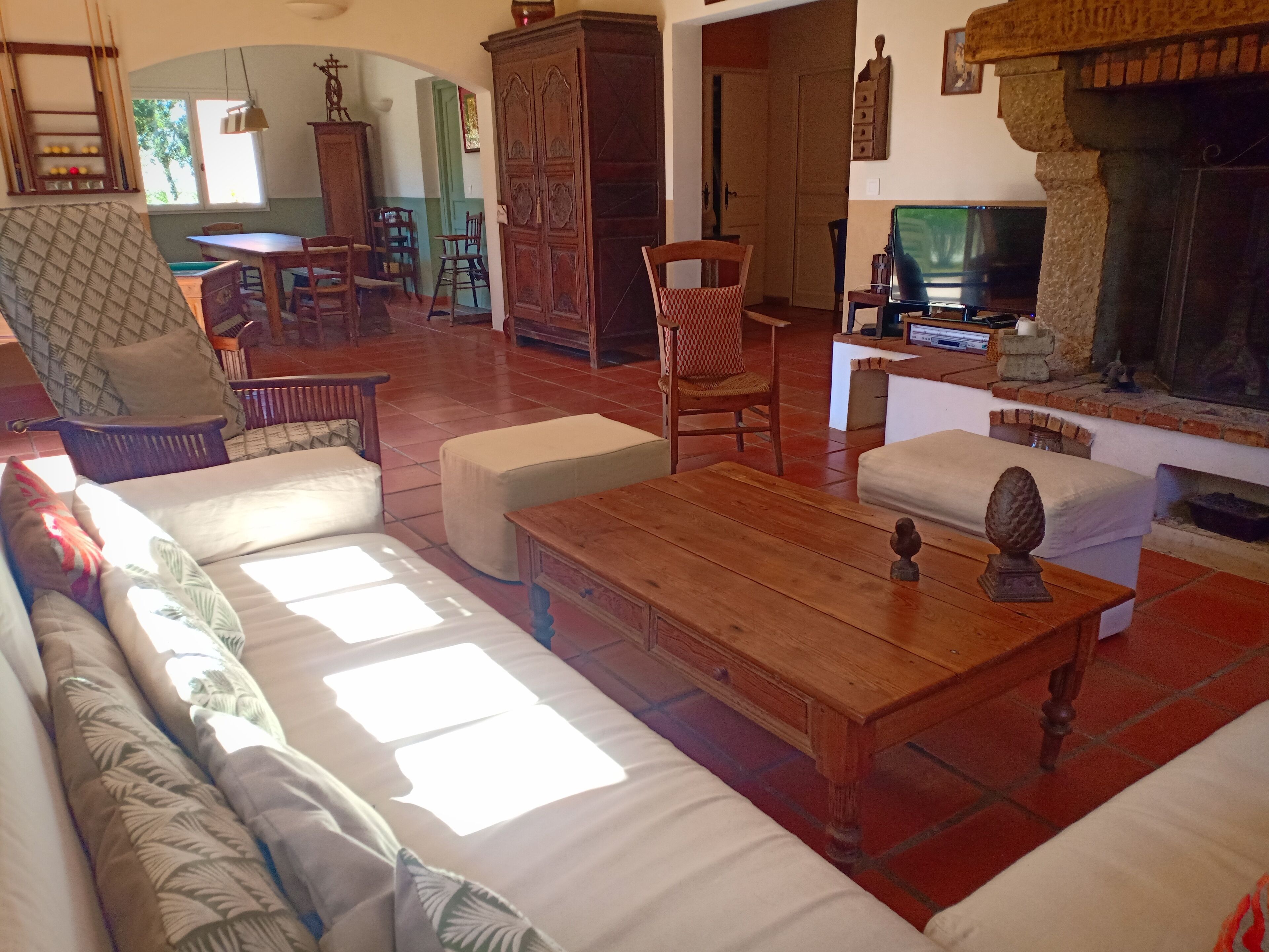 Large renovated bastide with swimming pool, surrounded by nature, calm, billiards, bowling alley