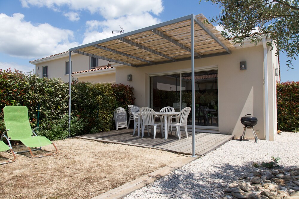Holiday cottage boissière, vineyards and scrubland, near Montpellier.