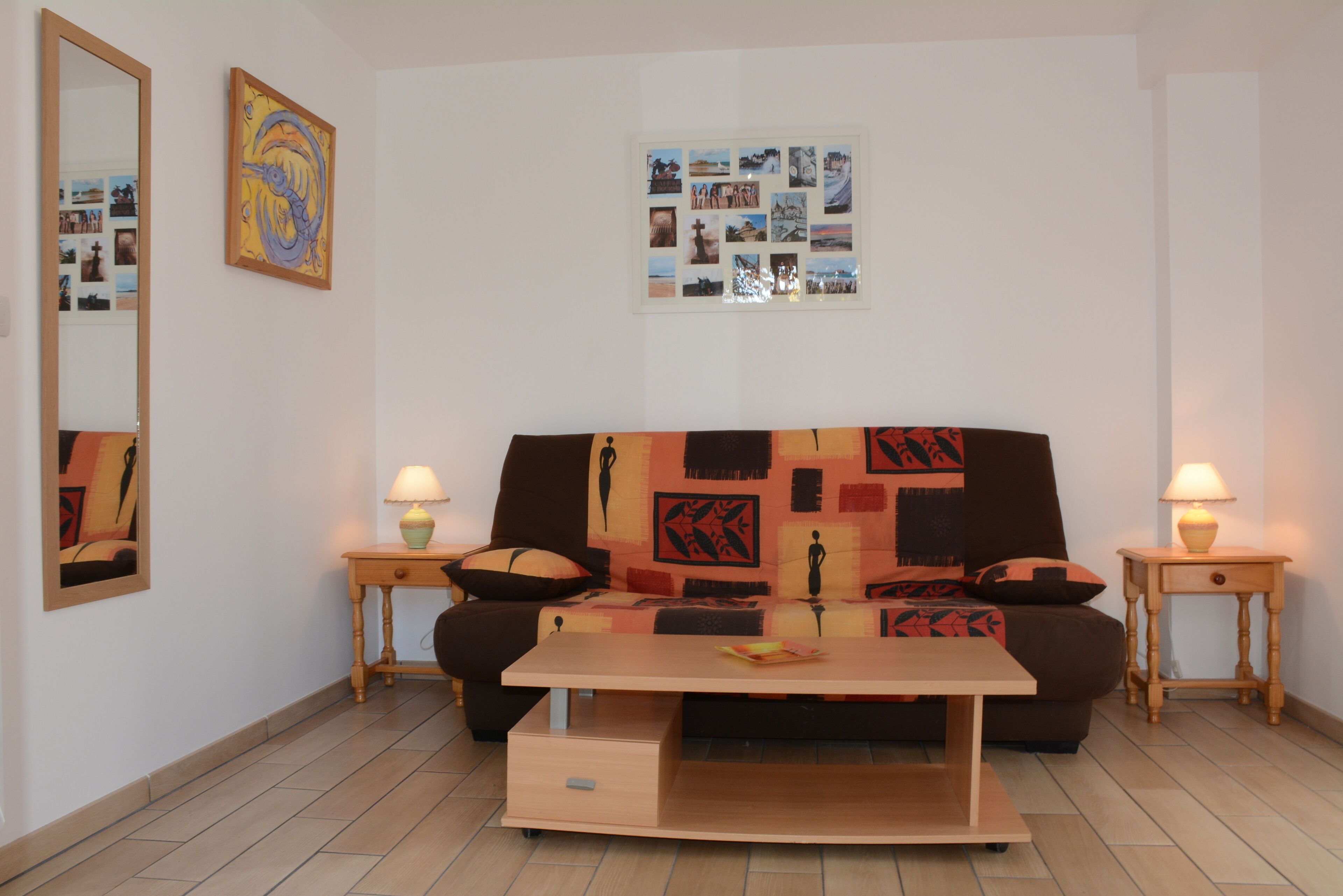 Télévision, lecteur de DVD, livres, médiathèque