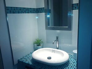 淋浴设施、卫生纸