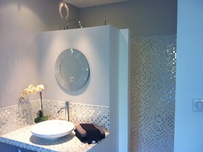 淋浴设施、卫生纸