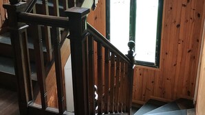 A wooden staircase with a handrail and a window at the top. - !!!Studio less than 50 meters from the sea !!!28 € / Night and 35 € / summer for 2 people (Veulettes-sur-Mer)