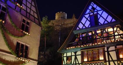 Entre KAYSERSBERG elegido pueblo favorito de los franceses en 2017 y RIQUEWIHR.