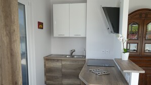 Et moderne køkken med træskabe, en indbygget komfur og en lille ø med en vask.