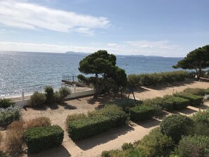 Una spiaggia nelle vicinanze