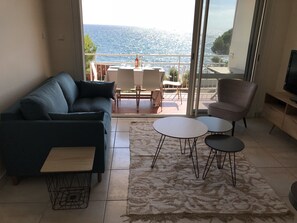 TV, table tennis - T3 45m2, 6 people, 180 ° sea view direct access to private beach (Hyères)