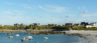 Breathtaking view for this beautiful waterfront apartment.