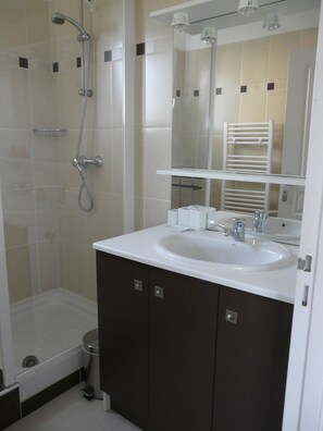 Dusche, Haartrockner, Toilettenpapier