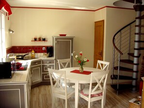 Frigorífico, microondas, placa de cocina y lavavajillas