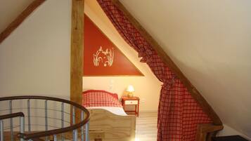 2 bedrooms, travel crib, free WiFi, bed sheets