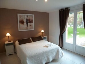 2 habitaciones, tabla de planchar con plancha y cuna de viaje 