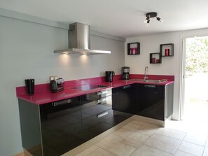 ثلاجة، ميكروويف، فرن، موقد طهي مسطح