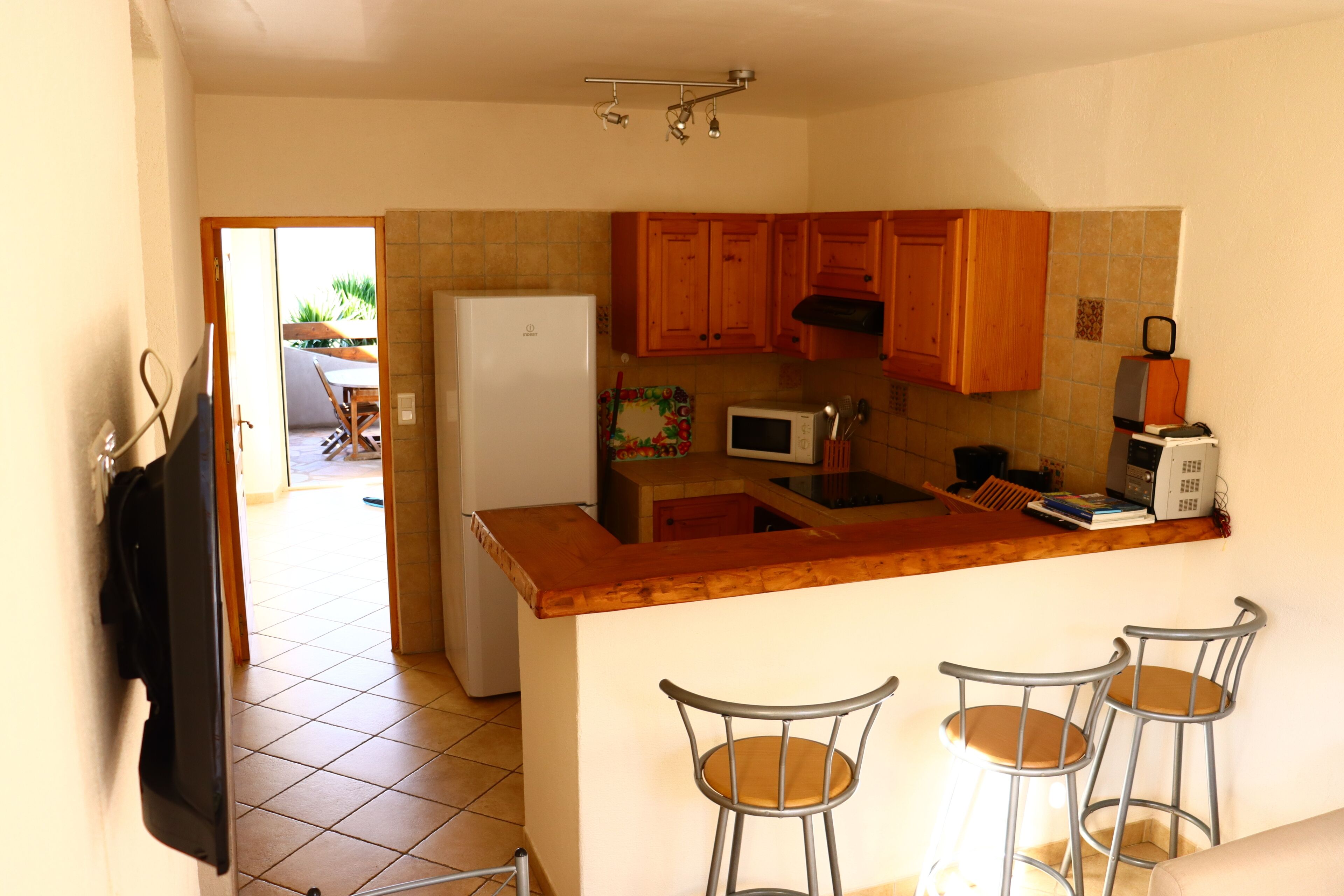 Réfrigérateur, four à micro-ondes, un four, surface de cuisson