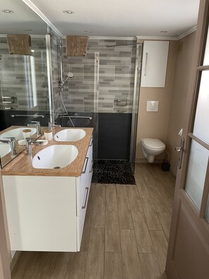 Dusche, Haartrockner, Handtücher