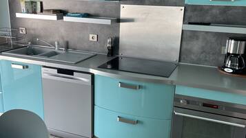 JÀÀkaappi, mikroaaltouuni, uuni, liesi